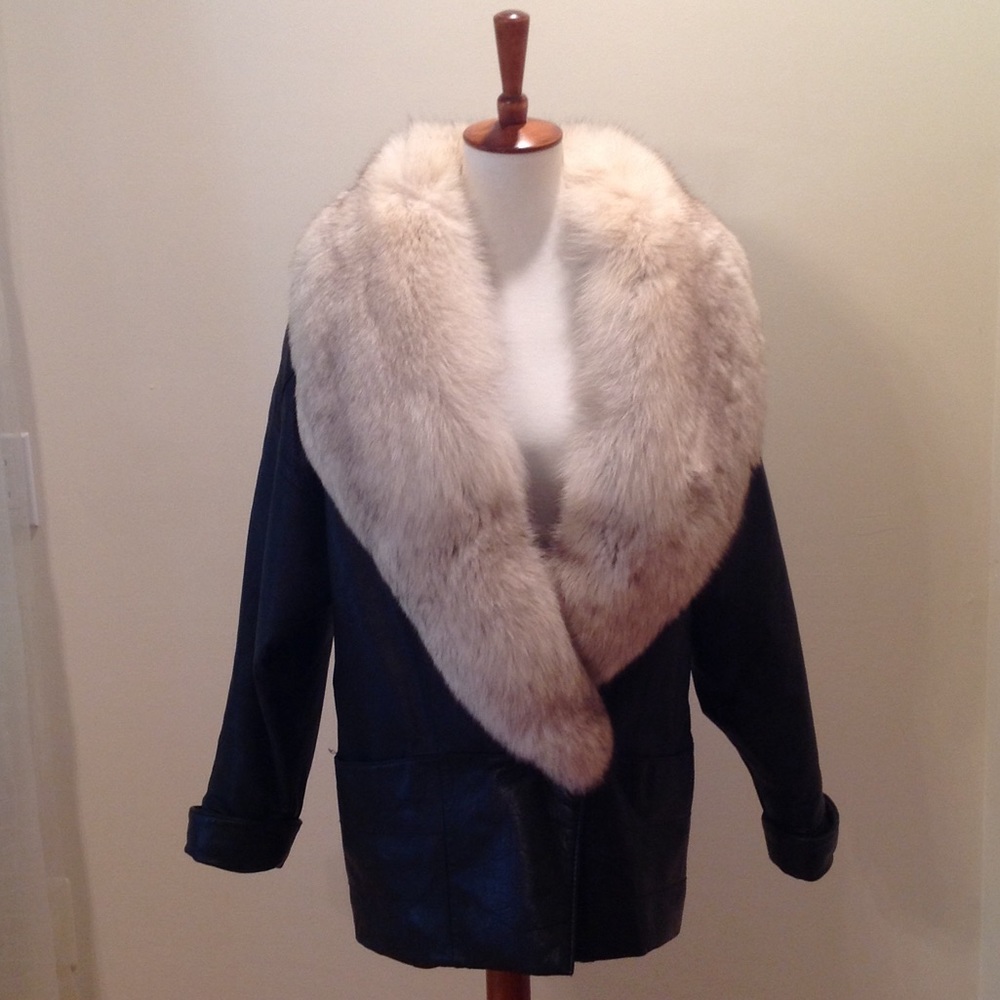 Fox fur collar on mid length soft leather jacket, cuffed sleeve, pockets, M/L